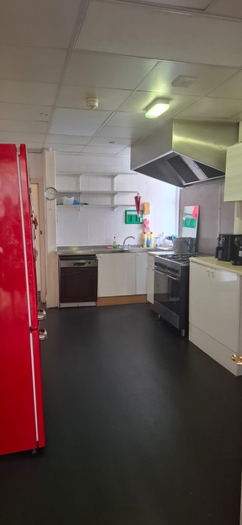 Lot: 32 - FORMER GUEST HOUSE WITH POTENTIAL - Kitchen